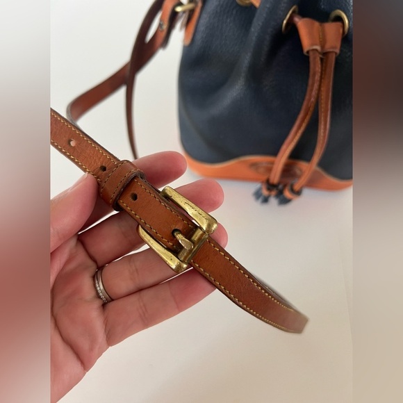 Vintage Dooney & Bourke Navy Blue & Tan Pebbled Leather Drawstring Bucket Bag - Picture 4 of 16